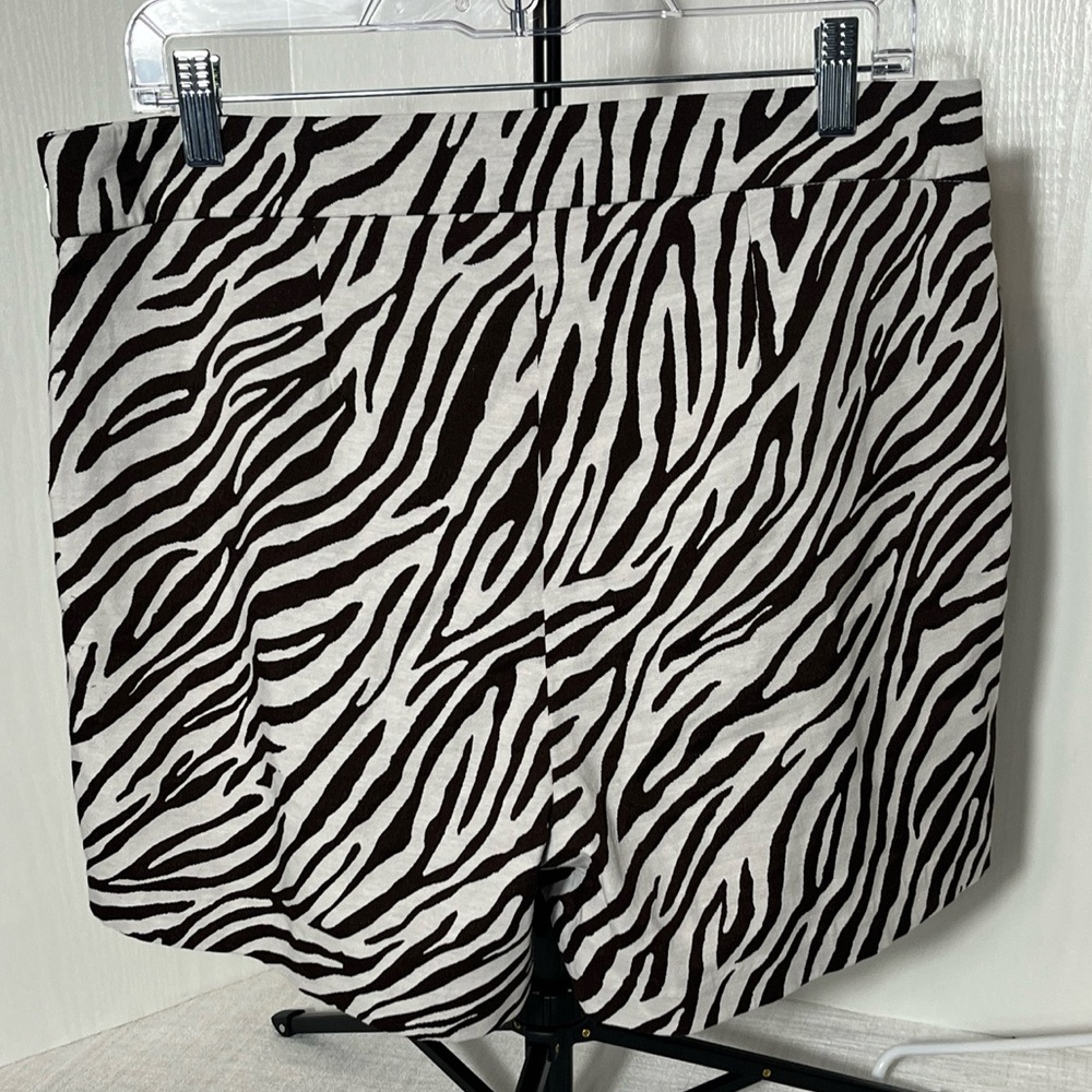 Charter Club Shorts Women 12 White With Brown Zebra Stripes Zips On Side Pockets - Picture 4 of 9